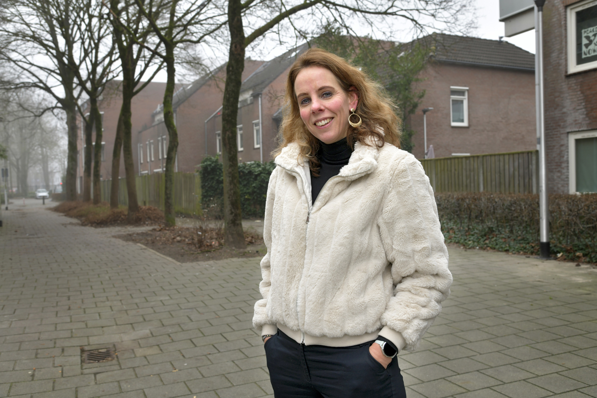 Stephanie Brans voor een rij woningen in Tilburg